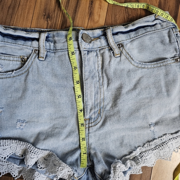 Free People Denim Shorts Scalloped Crochet Lace Trim Distressed Light Wash - Picture 5 of 6